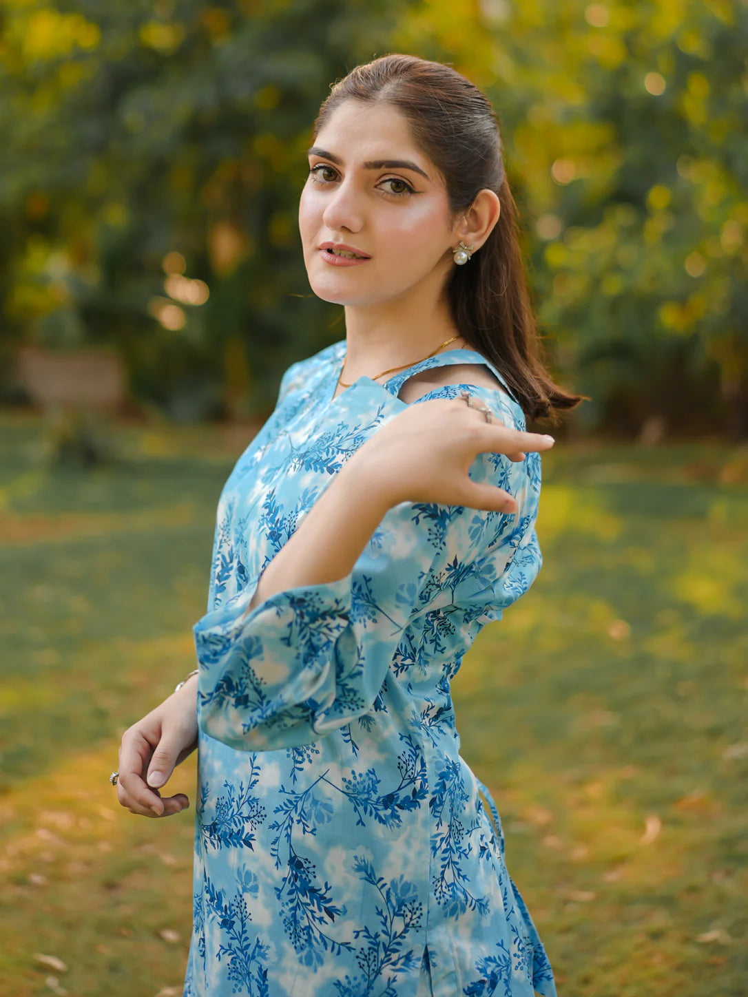 es:  Premium breathable lawn fabric Elegant sky blue floral print 2-piece matching kurta & trouser set Comfortable straight-fit design Lightweight and soft for all-day comf